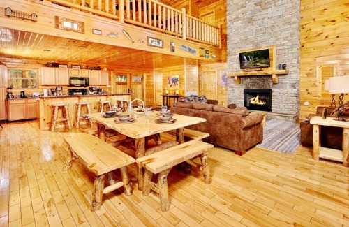 Gatlinburg - Pigeon Forge Cabin | Mountains, Movies & More Clean!, 3 King Suites, Theater, Game Loft, Quiet Location