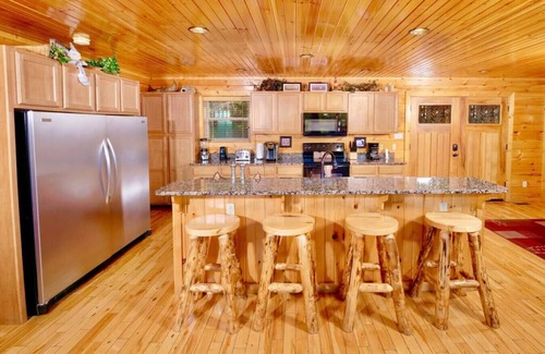 Gatlinburg - Pigeon Forge Cabin | Mountains, Movies & More Clean!, 3 King Suites, Theater, Game Loft, Quiet Location