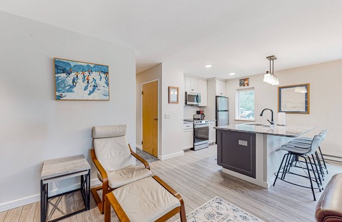 Warren Condo | Mountainside condo in Warren with seasonal pool, amazing views, & balcony