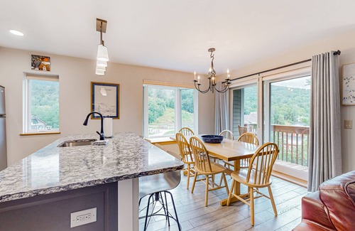 Warren Condo | Mountainside condo in Warren with seasonal pool, amazing views, & balcony