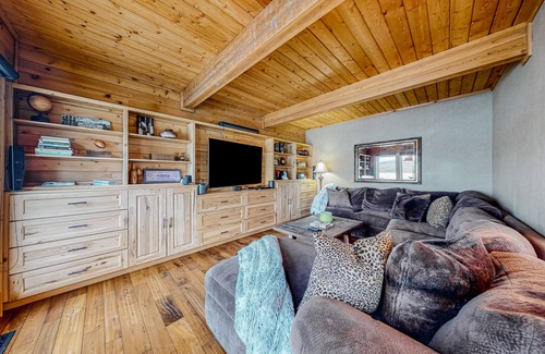 McCall House | Mountainside estate w/ dock, firepit, stunning interior, & grill - skiing access