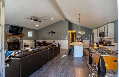 Albrightsville House | MountainTime Lodge at Towamensing Trails -Hot Tub - Dog Friendly