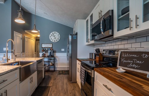 Albrightsville House | MountainTime Lodge at Towamensing Trails -Hot Tub - Dog Friendly