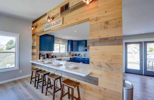 Lakeside House | Mountaintop Estate: Pool-Hot Tub-Theatre-Tiki Bar