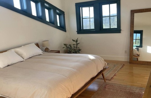 Middletown Other | Mountaintop Farmhouse on 90 acres, close to wineries, hot springs, and hiking
