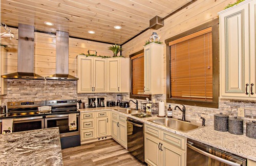 Gatlinburg - Pigeon Forge Cabin | MountainviewRetreat: MtnView, IndoorPool, HotTub, Wifi, Theater, Games, Resort Facilities