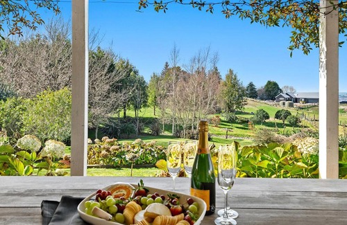 Acacia Bay House | Mountviews Lodge