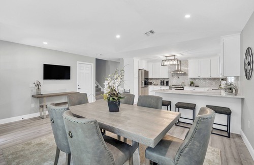 Vamo House | Mova Manor- 4/3 balcony overlooks private backyard