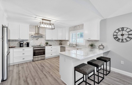 Vamo House | Mova Manor- 4/3 balcony overlooks private backyard