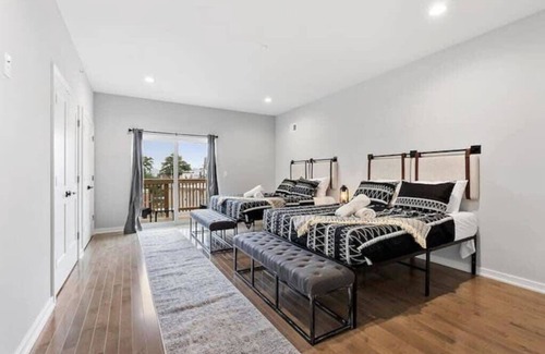 Brewerytown House | Movie Theater | Oversized Private Rooftop | 85" TV