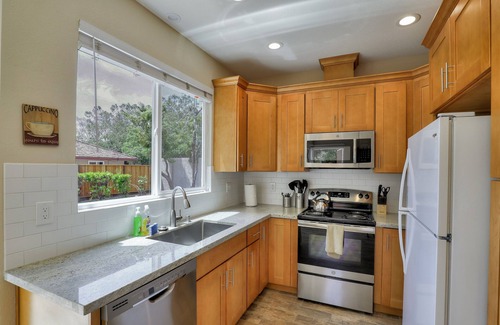 Carmine - Parkmont House | MSP2: Remodeled Executive 4 bd/3 ba Home easy access to 68O, 1O1, 88O Fwys