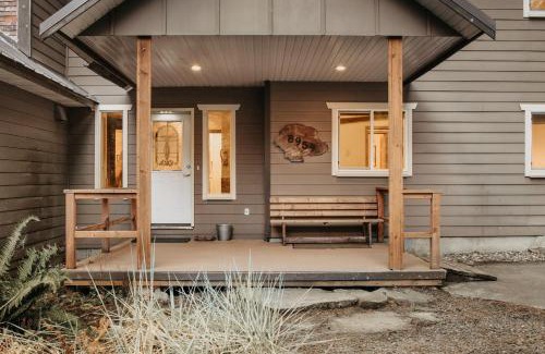 Warnick House | Mt Baker Lodging Cabin 3 is a Very large cabin on acreage