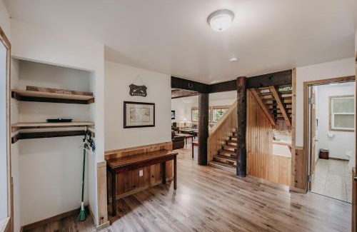 Warnick House | Mt Baker Lodging Cabin 3 is a Very large cabin on acreage