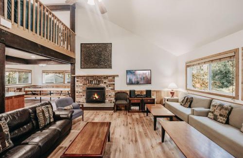 Warnick House | Mt Baker Lodging Cabin 3 is a Very large cabin on acreage