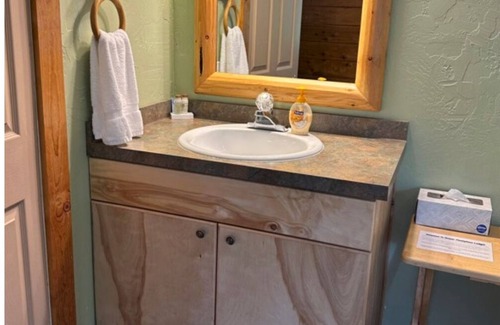 Homer Cabin | Mt. Douglas Courtyard Room, Homer Floatplane Lodge