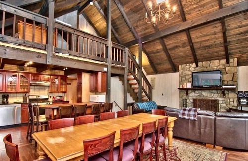 Pocono Pines Cottage | ⛰⛵️⛱Mt. Maplewood Lodge❤️1BR Couples★Romantic★Hot⛷Tub★Game Rm★Dogs+