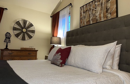 Bear Creek Bed & Breakfast | Mt. Marathon Room at Bell In the Woods B&B (King/2nd Floor) Max 2ppl