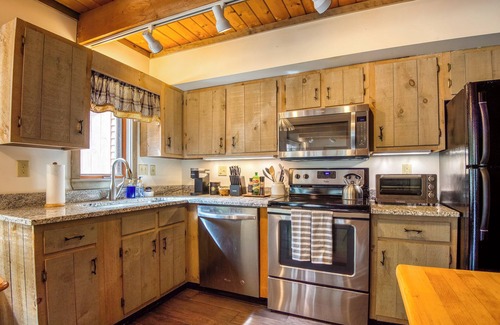 Bartlett House | Mt Washington Valley Fall getaway with game room and deck!