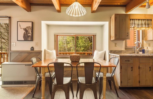 Bartlett House | Mt Washington Valley Fall getaway with game room and deck!