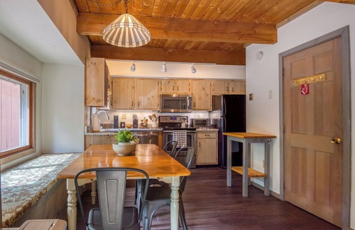 Bartlett House | Mt Washington Valley Fall getaway with game room and deck!