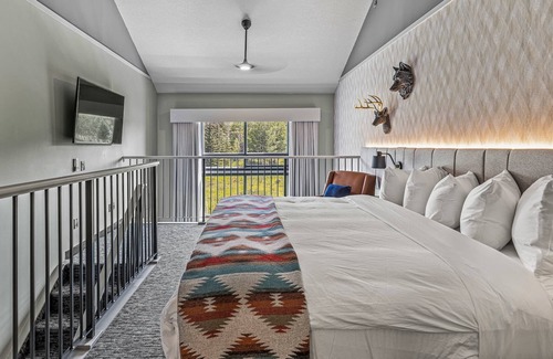 Silvertip Hotel | MTN House - King Loft Suite