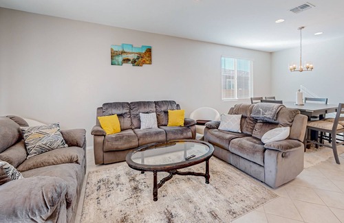 Tucson House | Mtn-view home with outdoor pool, enclosed patio, washer/dryer, streaming