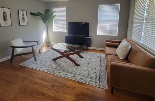 Murray Hill House | Murray Hill 1940s bungalow- walking distance to the strip