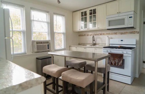 Berwyn Apartment | Music Hot Spot Berwyn/Oak Park