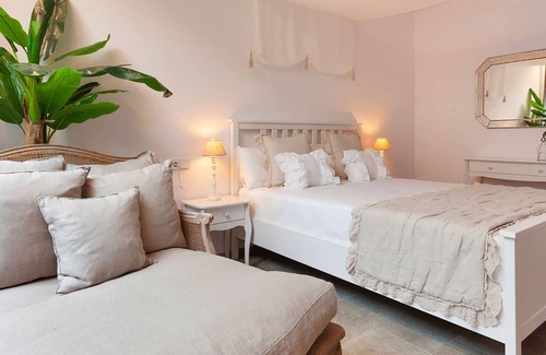 Establiments Villa | My Rental Homes | Villa The World with salted pool, garden and a gym room