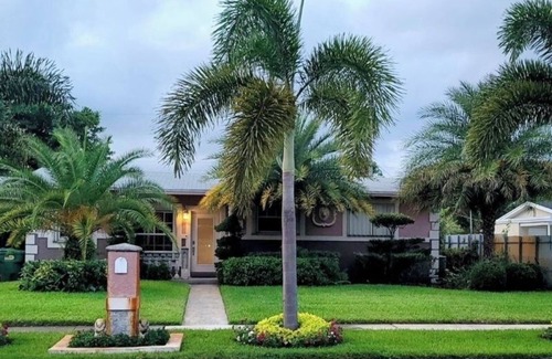 Miami Gardens House | n Two bedrooms & 2 bathroom in Miami Gardens Area