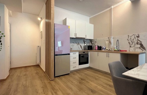 Petralona Apartment | N27 Purple Rainbow