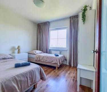 Gdansk Apartment | Nad stawem, dwupoziomowy, 6 łóżek, parking, zielona okolica