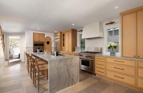 Beach Barber Tract House | Nantucket-Style - Steps to Beach Rooftop Deck Ocean Views