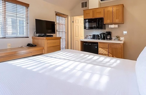 Napa Hotel | Napa Valley Retreat! Outdoor Swimming Pool, Free Parking!