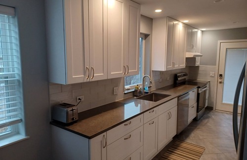 Naperville Apartment | Naperville Historic District walk to downtown, bars, restaurants, train, schools