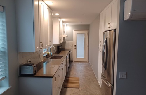 Naperville Apartment | Naperville Historic District walk to downtown, bars, restaurants, train, schools