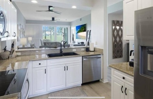 Naples Resort | NAPLES RESORT 2BDRM 2BTH +Den POOL GOLF CLUB AMENITIES 5TH AVENUE BEACH