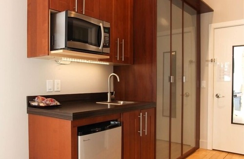 Saugatuck House | Napoli Suite: This contemporary room in the center of town features a king size
