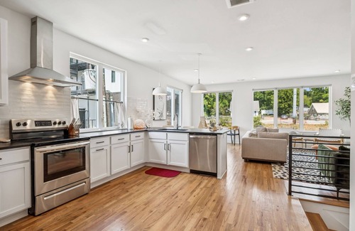 Nashville Apartment | Nash Family Townhouse | Work-Friendly w/Rooftop!