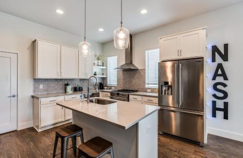 Talbot's Corner House | Nash House & Bars of Broadway with Patio Bar and Views! 8min Downtown! Sleeps 12!