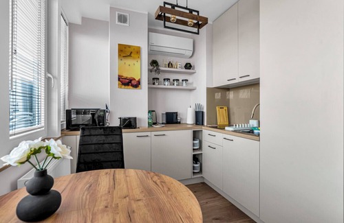 Saska Kepa Apartment | National Stadium Homely Studio