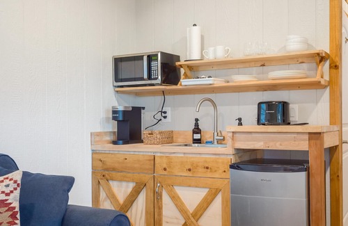 Temecula Cabin | Native Falls Cabin (1BR Rustic) - Lakeview 1 bedroom, 1 bath Rustic Cabin