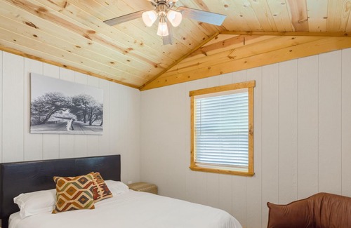 Temecula Cabin | Native Falls Cabin (1BR Rustic) - Lakeview 1 bedroom, 1 bath Rustic Cabin