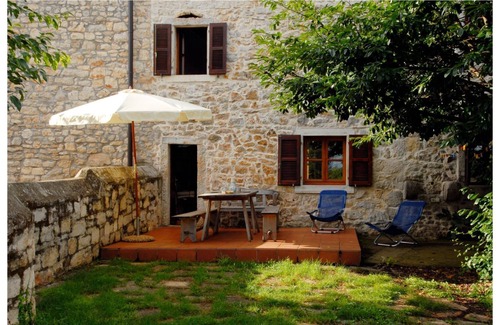 Gedici Villa | Nature house Jasenka for 6 to 8 persons, with 3 sleeping rooms, 2 baths, garden terrace and BBQ