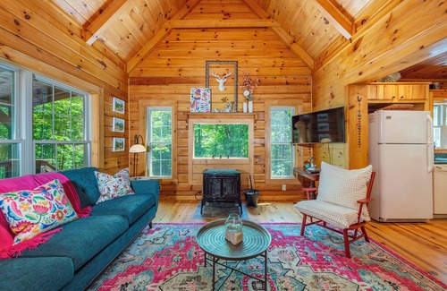 Old Fort Cabin | Nature's Nook Cabin | Fire Pit, Pet Friendly & Community Waterfall!