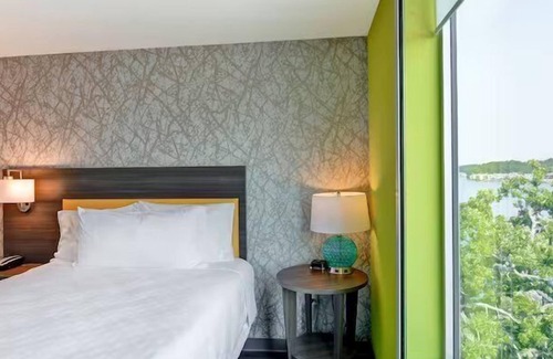 Lake Hamilton Hotel | Nature’s Nook: Lake View, Full Kitchen, Pet-friendly, Free Breakfast & Parking!