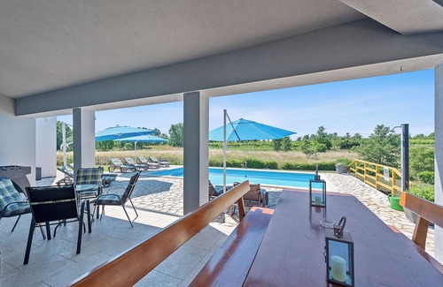 Sumber Villa | Naturnahe Luxusvilla mit Pool und Jachuzzi für Große Familien