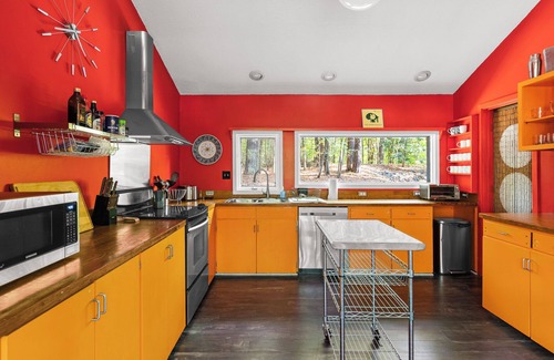 Durham House | nDuke Forest Escape 3BR, 6 Beds, Huge Back Patio!