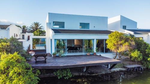 Marina da Gama Apartment | Near Beach Pool Mountain Views On Canal