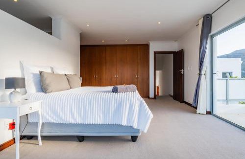 Marina da Gama Apartment | Near Beach Pool Mountain Views On Canal